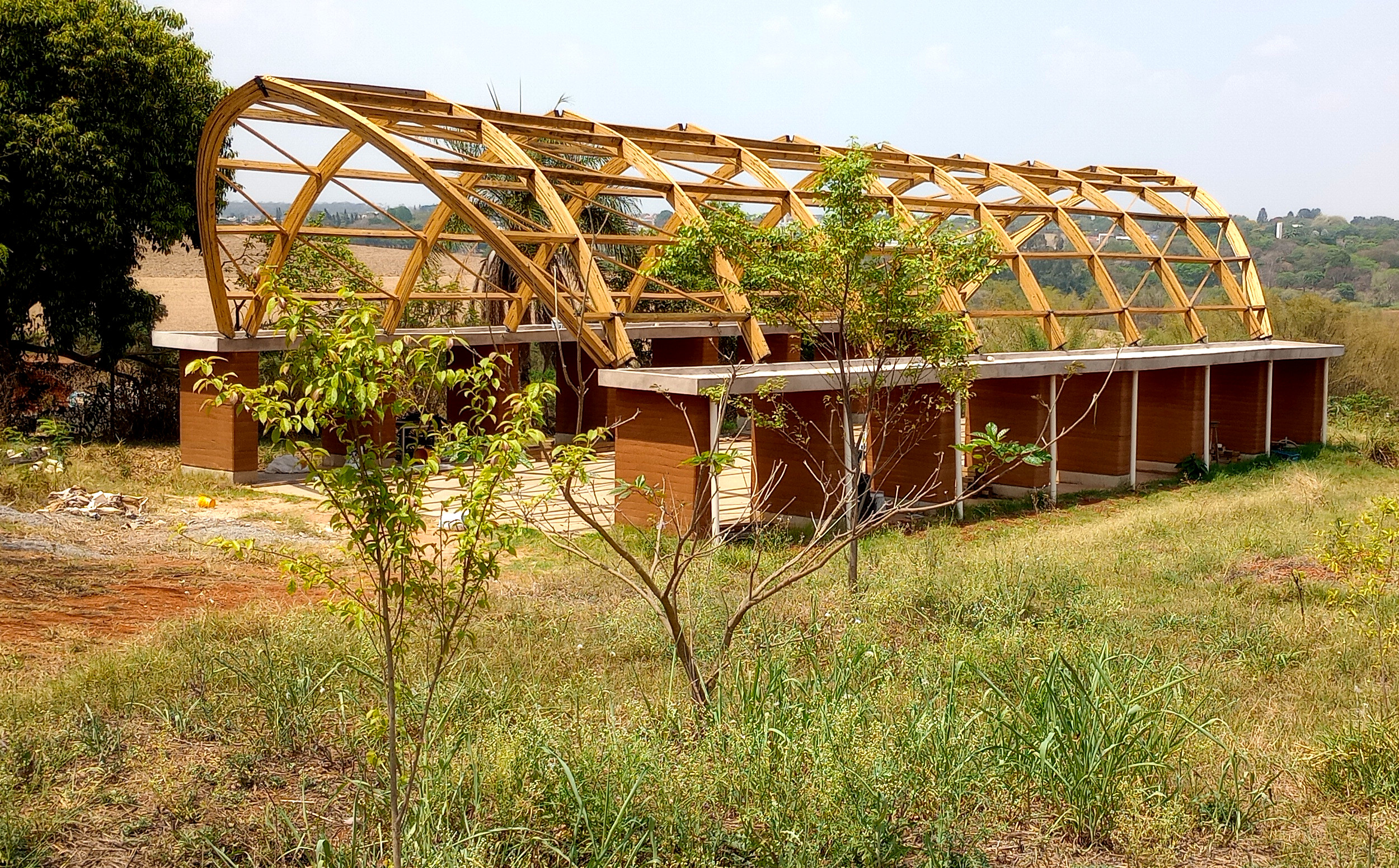 O melhor bunker no fim do mundo é um galpão cheio de amigos